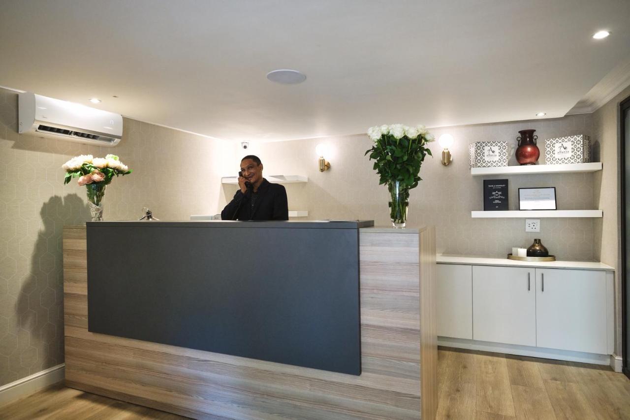 Alluvia Boutique Winery & Luxury Accommodation Stellenbosch Zewnętrze zdjęcie Reception desk at a hotel