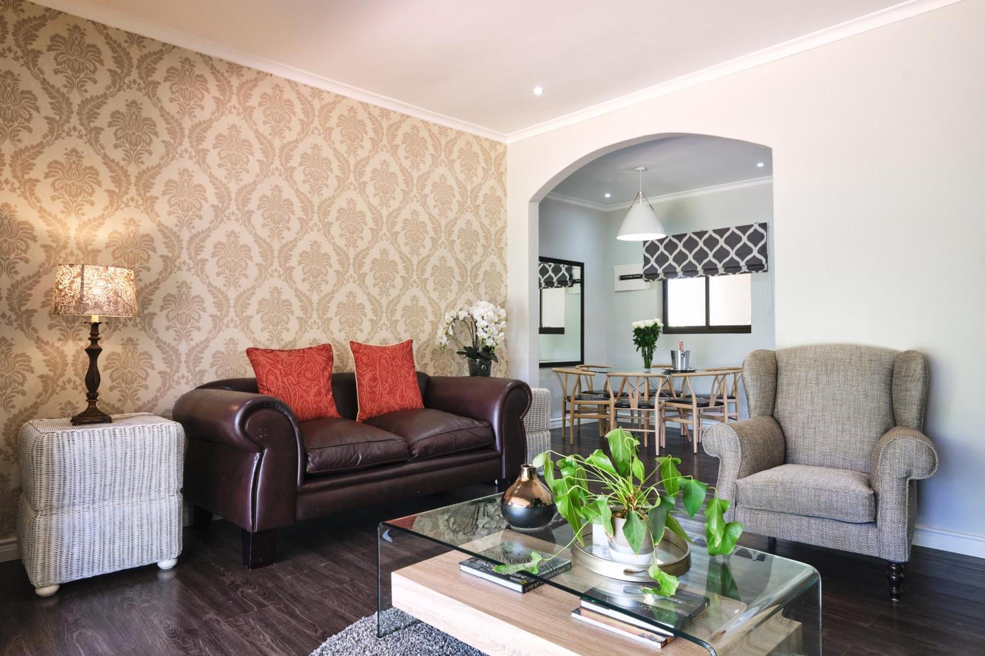 Alluvia Boutique Winery & Luxury Accommodation Stellenbosch Pokój zdjęcie A living room with a couch and two armchairs