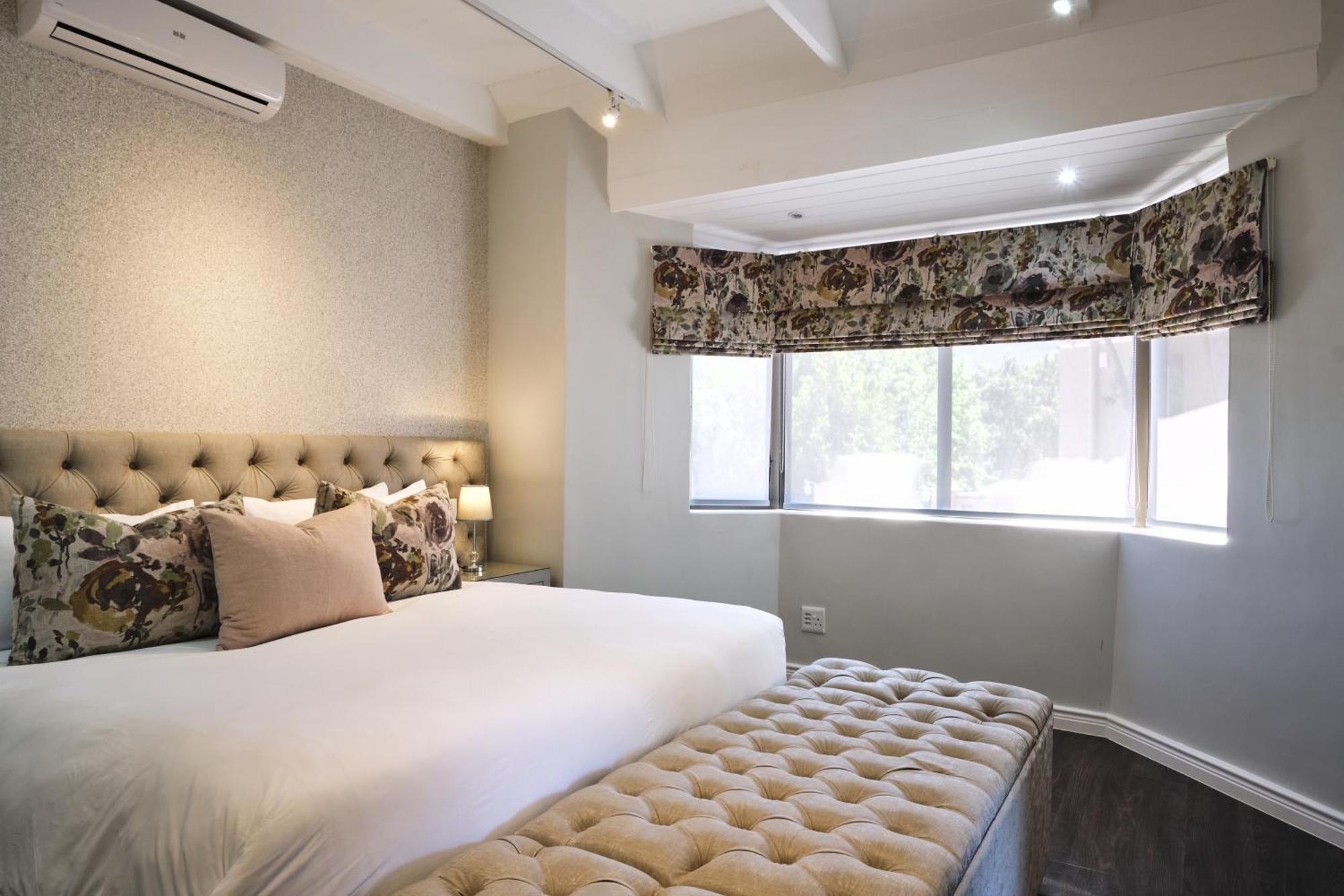 Alluvia Boutique Winery & Luxury Accommodation Stellenbosch Pokój zdjęcie A bedroom with a window valance