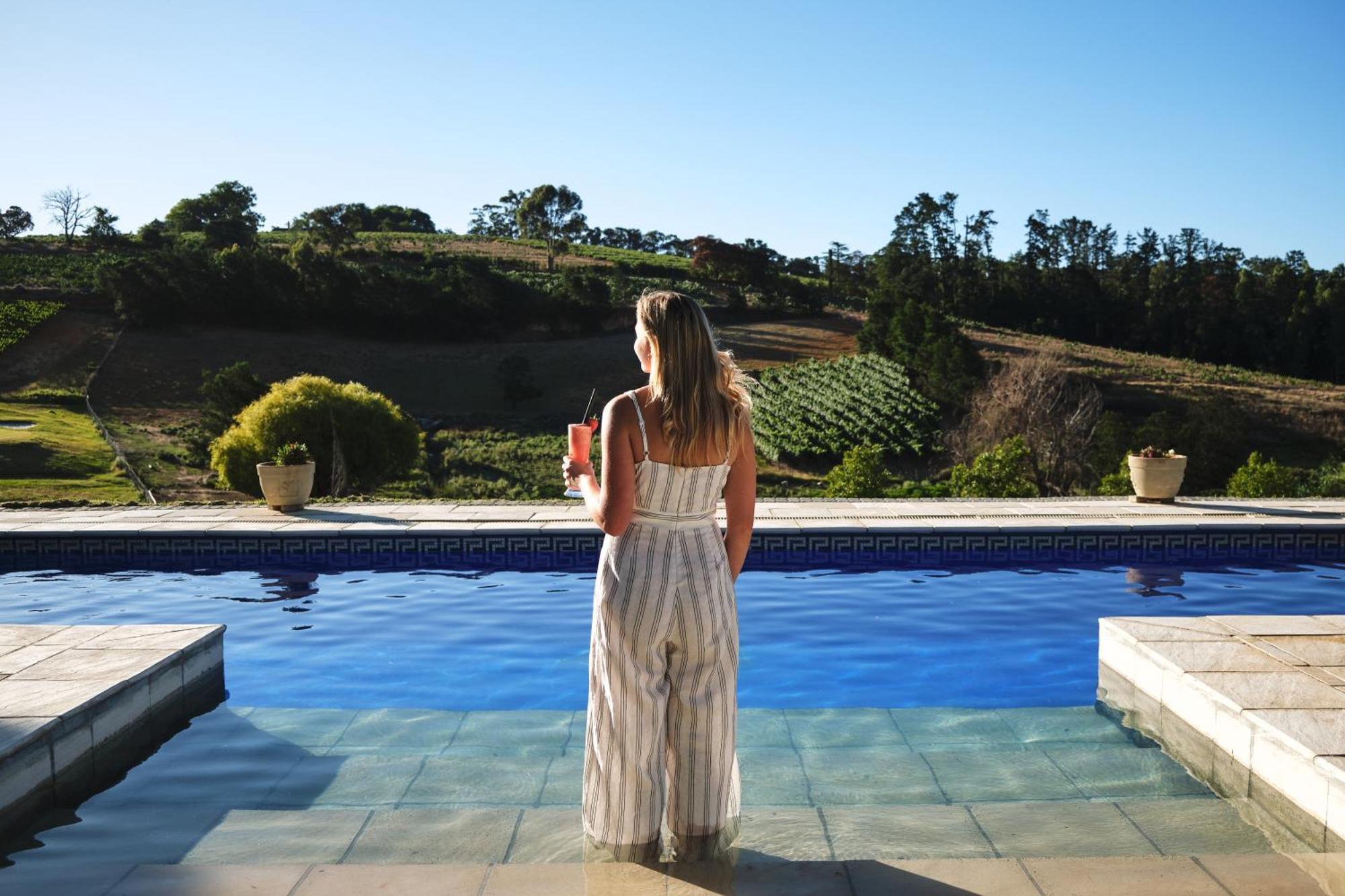 Alluvia Boutique Winery & Luxury Accommodation Stellenbosch Pokój zdjęcie A woman standing by a pool
