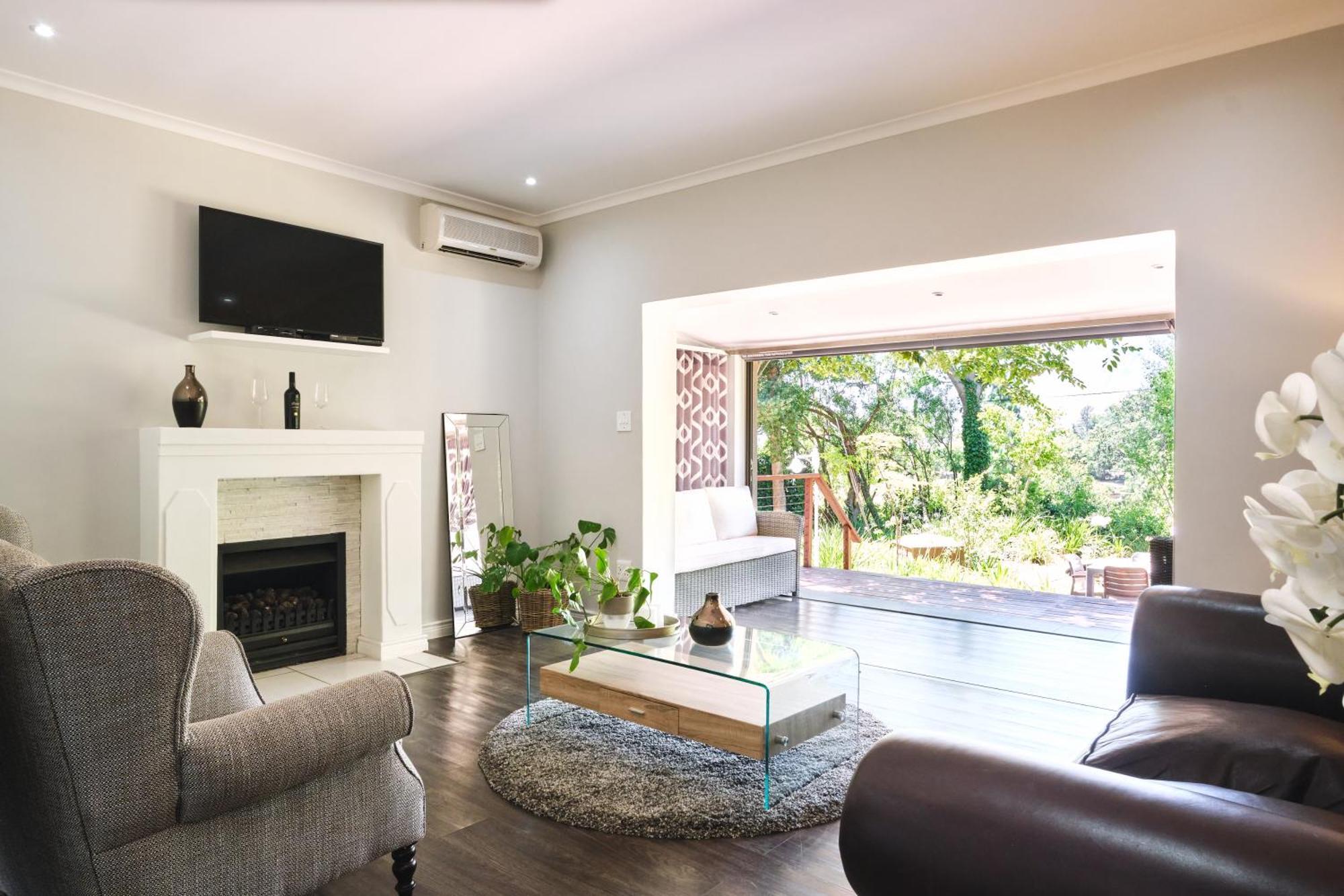 Alluvia Boutique Winery & Luxury Accommodation Stellenbosch Pokój zdjęcie A living room with a fireplace