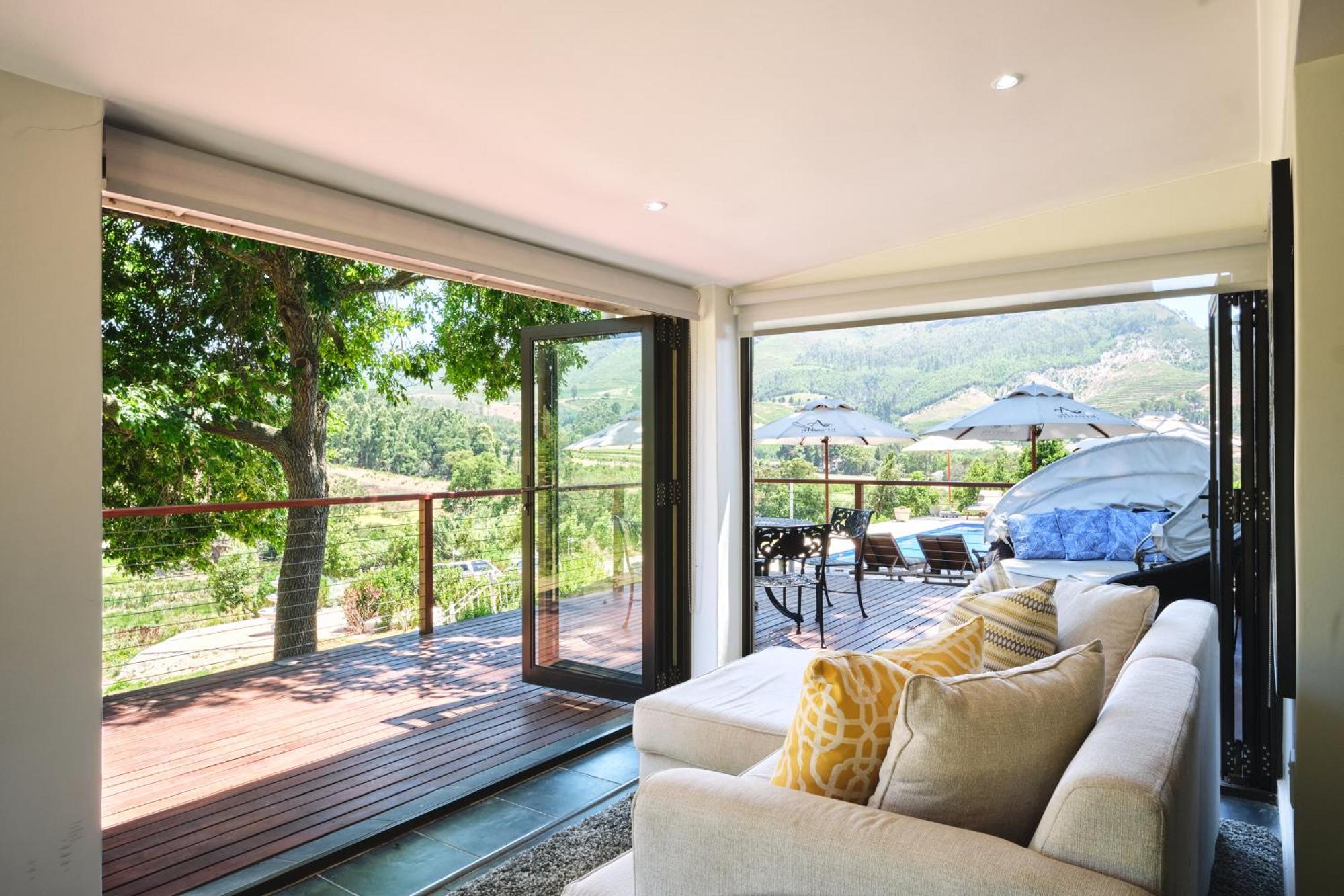 Alluvia Boutique Winery & Luxury Accommodation Stellenbosch Pokój zdjęcie A living room with a view of the vineyard