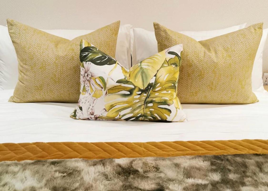 Alluvia Boutique Winery & Luxury Accommodation Stellenbosch Pokój zdjęcie A bed with decorative pillows