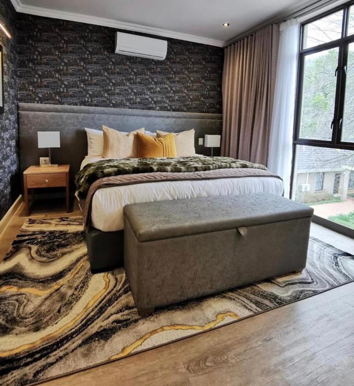 Alluvia Boutique Winery & Luxury Accommodation Stellenbosch Pokój zdjęcie A bedroom with a storage bench
