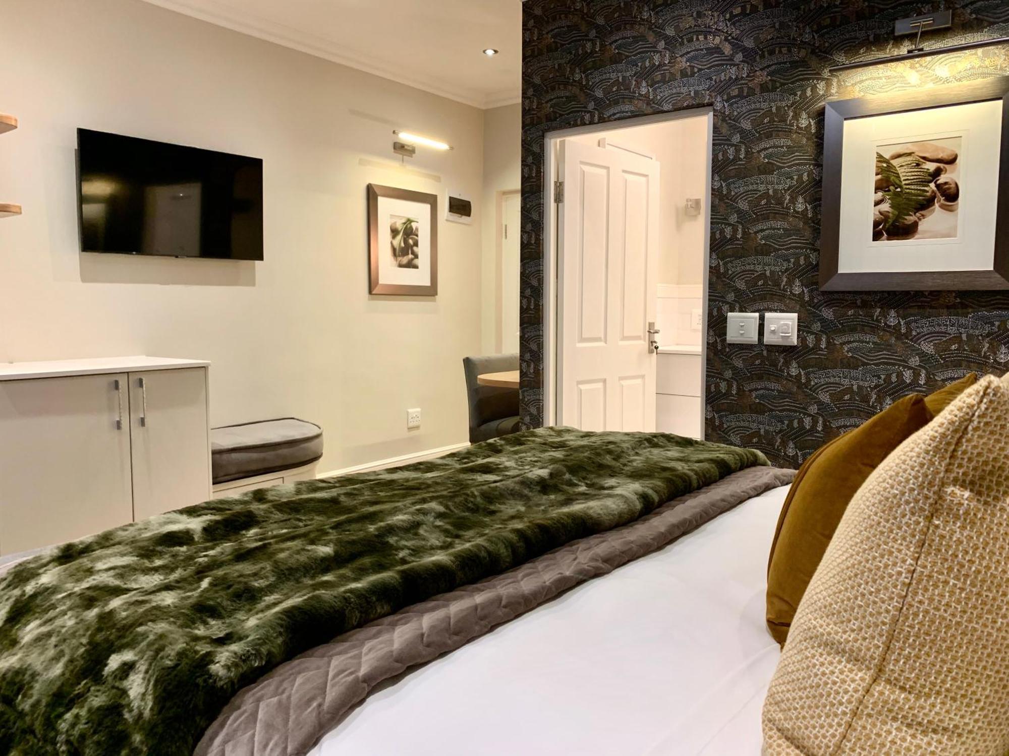 Alluvia Boutique Winery & Luxury Accommodation Stellenbosch Pokój zdjęcie A bedroom at the hotel